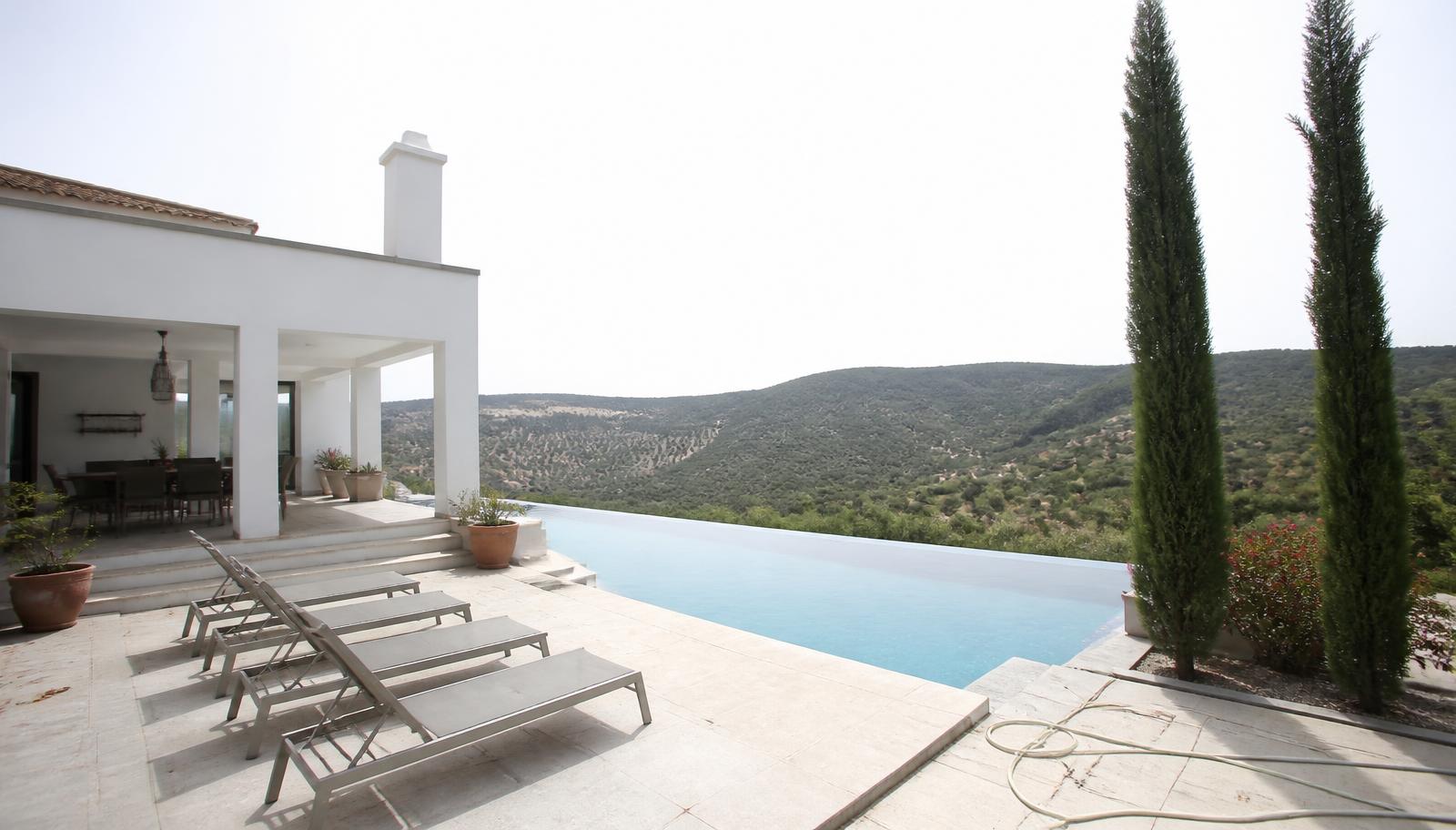 Standard holiday rental listing photo with flat lighting
